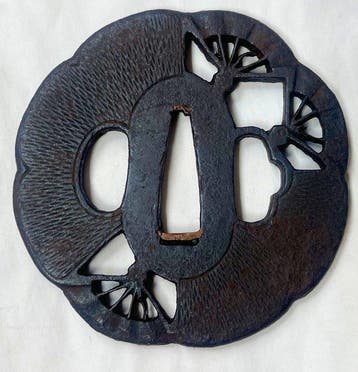 Tsuba Sukashi au motif dun éventail pliant avec boîte -
