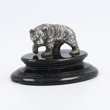 Beeldje - Bruine beer op marmeren sokkel. - .835 zilver, Antiek en Kunst