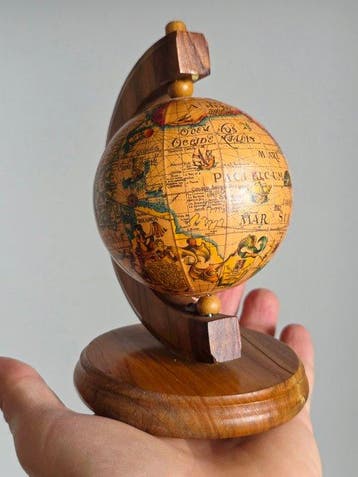 Prachtige miniatuurglobe Wereld binnen handbereik –