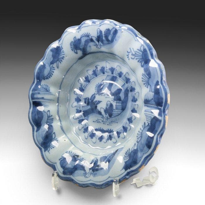 Delft, Plateelbakkerij - Bord - Gelobd bord - Chinoiserie, Antiek en Kunst, Antiek | Glaswerk en Kristal