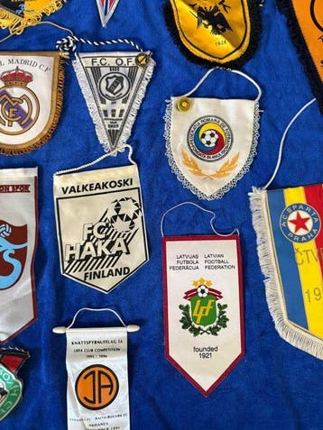 Voetbalmemorabilia - Grote verzameling van 28x Vintage