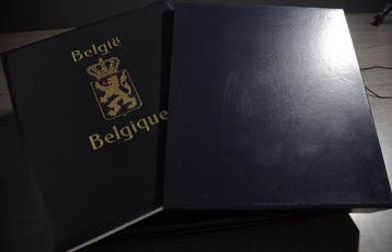 Accessoires Belgique - Un album DAVO de luxe vide avec, Timbres & Monnaies