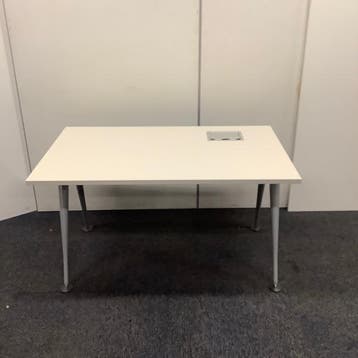 Herman Miller design tafel / bureau met elektra 130x80 cm,, Huis en Inrichting, Bureaus, Gebruikt