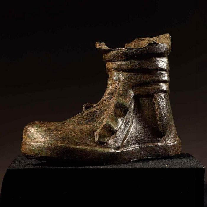 Oud-Romeins Levensgrootte van een bronzen Caliga-laars., Collections, Minéraux & Fossiles