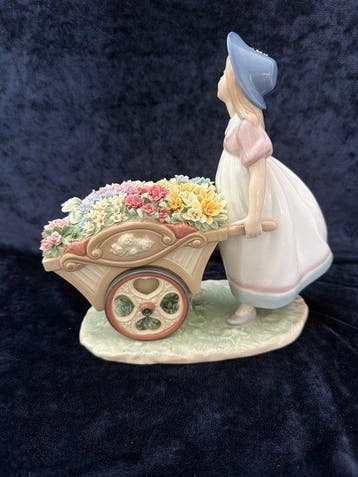 Lladró - Beeldje - Fille avec chariot de fleurs - Porselein