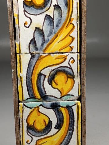 Tegel - Majolieke rand met acanthus-slingers - 18e – 19e