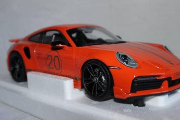 Minichamps 1:18 - Voiture miniature - Porsche 911 (992)