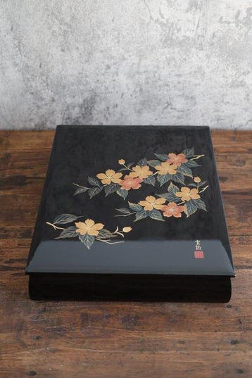 Maki-e technique - Yunlong - Doos - Houten kern met zwarte