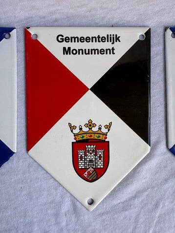 3 emaille monumentenschildjes – Gemeentelijk Monument -