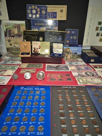 Wereldmunten- en bankbiljetverzameling met officiële sets,, Postzegels en Munten