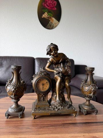 Klok en garnituur set - Auguste Moreau - Antiek Zinklegering