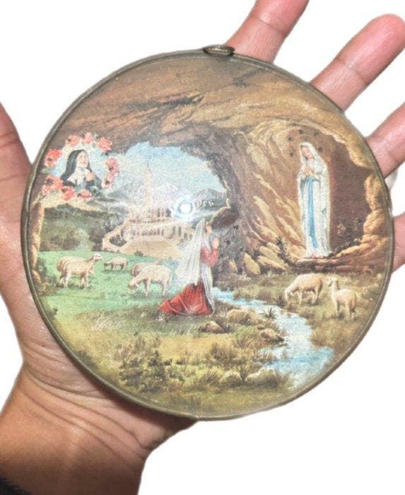 Visie in de Rots: Oud medaillon van messing en bolkristal –, Antiek en Kunst, Curiosa en Brocante