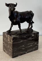 Beeldje - Koe op marmer naar Carvin - Brons