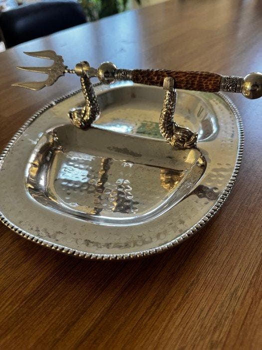 Hand-Hammered Silver-Plated Serving Set: Embossed Floral, Antiquités & Art, Curiosités & Brocante