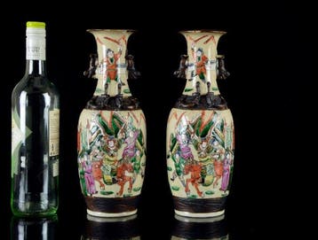 Une paire miroir de grands vases balustre chinois (Nankin) «, Antiquités & Art