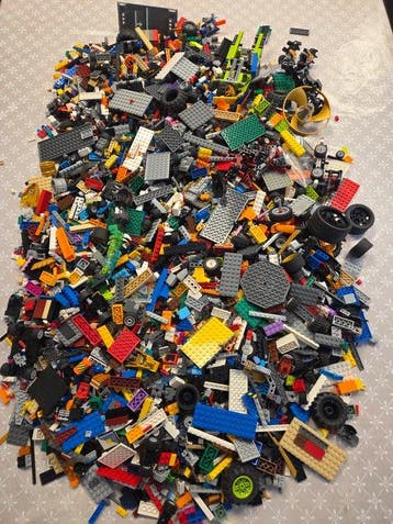 Lego Pièces - Grote partij onderdelen in soorten en kleuren.