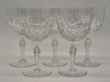 Fünf elegante Weingläser mit Olivenschliff und Facettenstiel, Antiek en Kunst