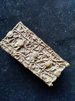 Boîte lourde pour poussière dor en alliage de fer (?)