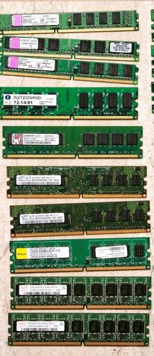 Collection of 32 Vintage DIMM DDR2 RAM memory modules for