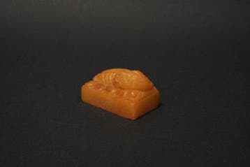 Sceau en pierre jaune du XIXe au XXe siècle avec motif de