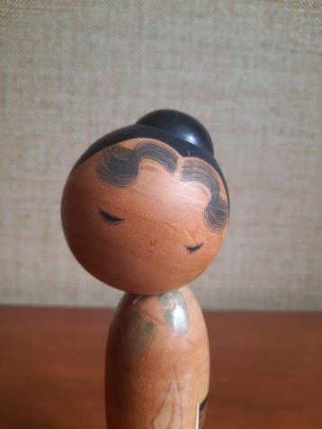 Kokeshi vintage raffinée, 20,5 cm, intitulée Hajirai = «