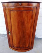 Hoekkast - Wortelnotenhout - hoekvitrine met gebogen