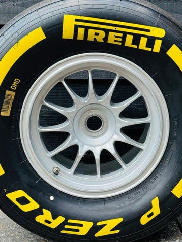 Pneu complet sur la roue - Formule 1 Pirelli - O.Z. *** NO