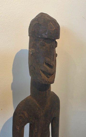 Magnifique statue Asmat avec des motifs de chasseurs de