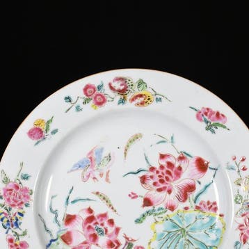 Bord - Assiette aux émaux de la Famille Rose à décor de