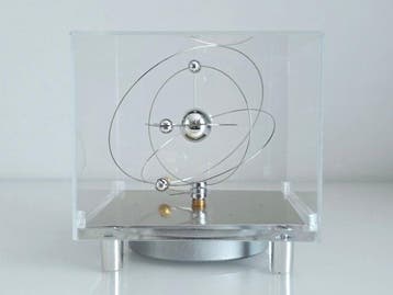 Iconische kwarts-kinetische klok BWM 02026 Space Age Hokoto