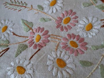 Liefdevolle voorjaarshanddoek, met bloemmotieven die met de