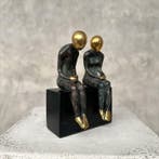 sculptuur, NO RESERVE PRICE - Sitting Couple on a Base, next