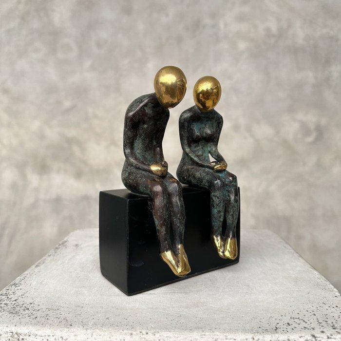 sculptuur, NO RESERVE PRICE - Sitting Couple on a Base, next, Antiquités & Art, Art | Objets design
