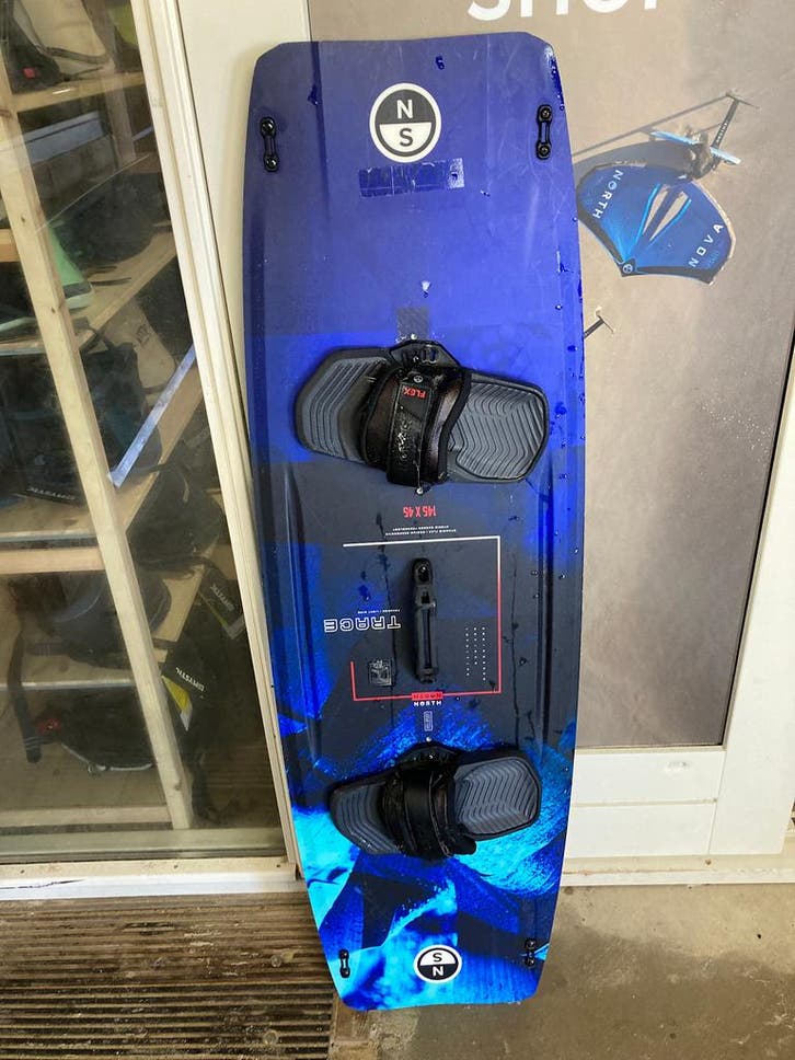 2025 North Trace TT Board 145x45cm Flex TT Bindings L/XL, Watersport en Boten, Kitesurfen, Binding, Gebruikt