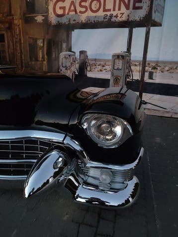 Chevrolet - Secretaire - voorkant van een Cadillac-replica -