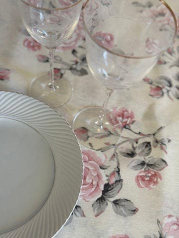 Tafelkleed San Leucio met bloemendessin, peoniën fuchsia en