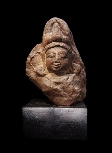 Indië in de middeleeuwen Relief uit roze zandsteen - Godheid