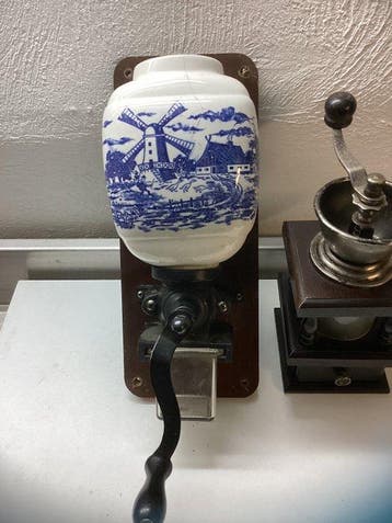 Koffiemolen (2) - Porselein, Hout, Metaal, Glas
