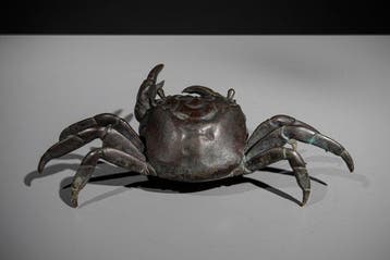 Brons - Een bronzen okimono van een krab met open klauwen. -