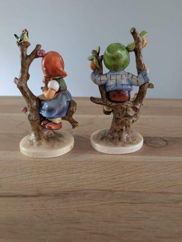 Goebel - Beeldje - Hummel jongen en meisje in boom set -