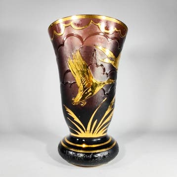 Adat - Vase - Rouge dexception avec décoration dorée. -
