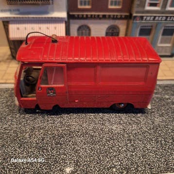 Dinky Toys 1:43 - Voiture miniature - Peugeot J7 - 570P