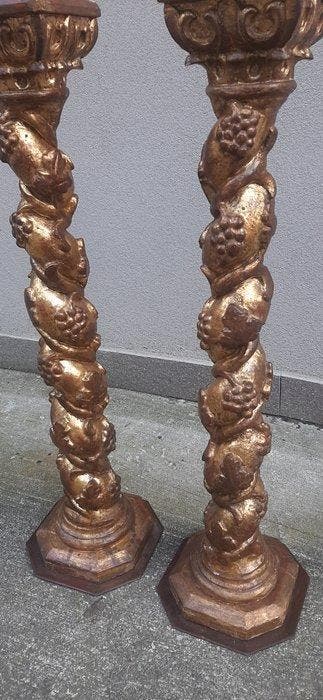Zuilvormig houtsnijwerk, Coppia di colonne barocche in legno