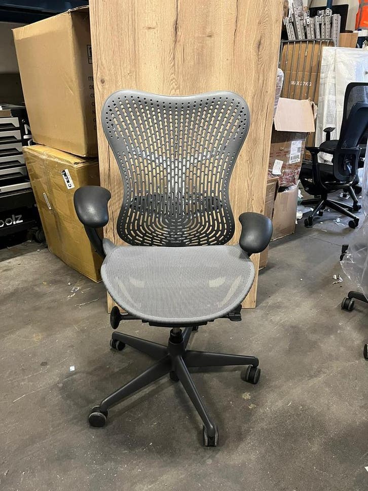 Herman Miller Mirra 2 - Grijs/Wit, Huis en Inrichting, Bureaustoelen, Bureaustoel, Wit, Zo goed als nieuw, Ergonomisch, Verzenden