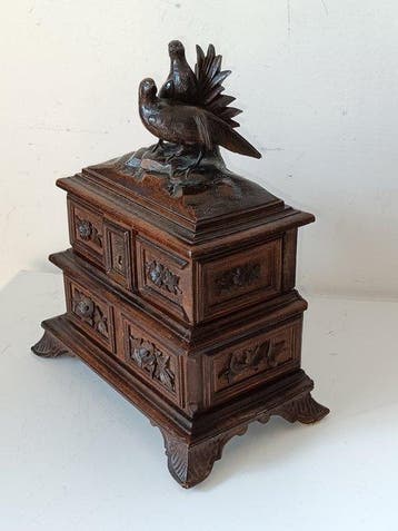 Boîte à bijoux - bois sculpté