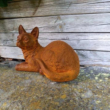 Sculpture, Liggende Kat - 22 cm - Fonte
