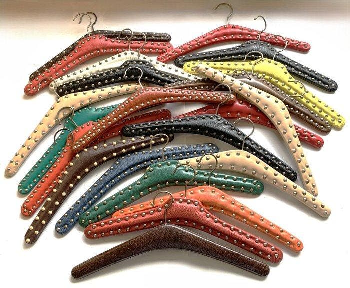 Set kapstokhaken - Skai, hout, metaal - 22 vintage, Antiek en Kunst, Kunst | Designobjecten