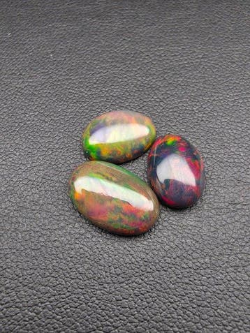 6.5cts Zwarte Opaal Cabochon- 1.3 g - (3)