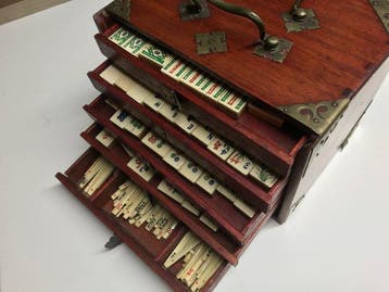 Antiek Mah-Jongg spel in rozenhouten kist met vijf lades -