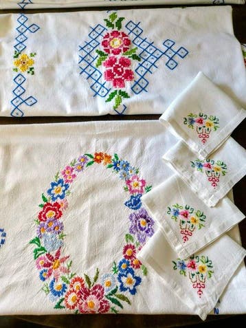 7 teiliges Handbesticktes Vintage Tischwäsche-Set aus